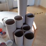 Papptuber till Lars Wivallius. En lång rulle blir flera korta rullar..